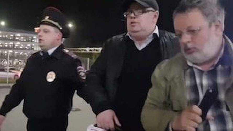 Kakav idiot! Tko je sjedio iza njega u avionu, taj je poginuo...