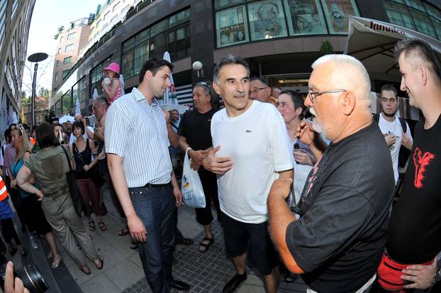 ARHIVA - 2010. Zagreb: Aktivisti za Varšavsku prosvjedovali pred sjedištem SDP-a 