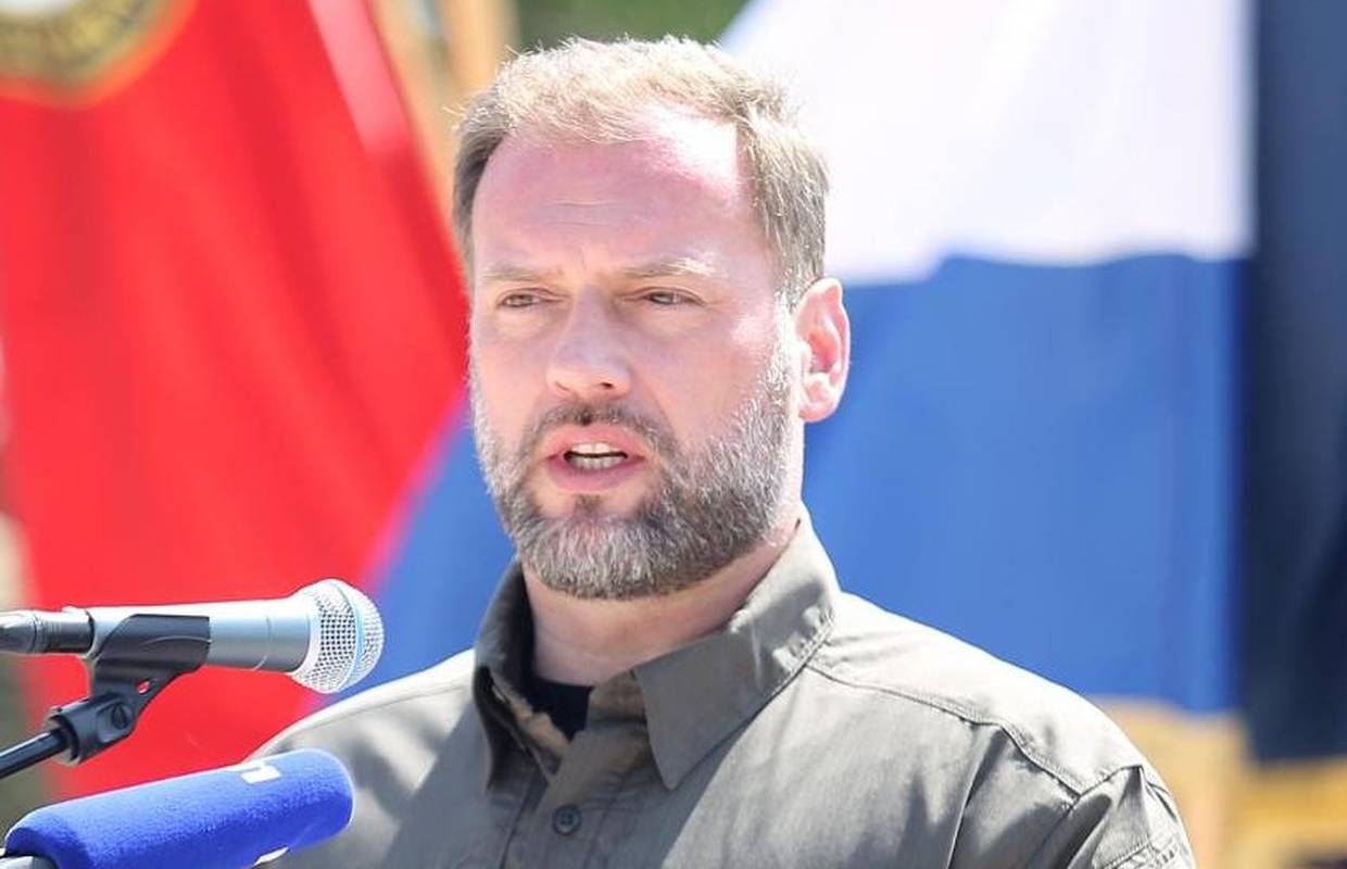 "Budi muško i sjedi za stol". Ministar Banožić još ne shvaća da seksizam nije izraz muškosti
