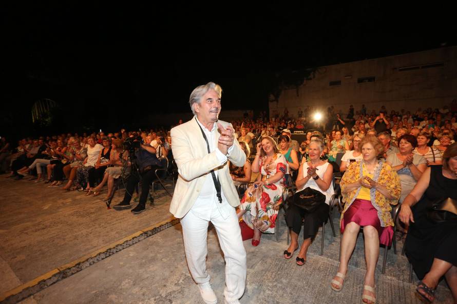 Radolfija raznježila unuka Ema (6): Donijela mu buket na binu