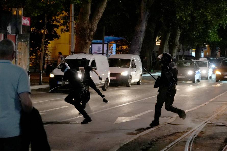 Neredi u Beogradu, sukobili se prosvjednici i policija