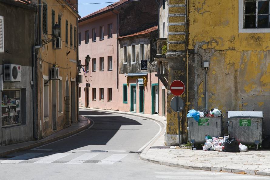 Zbog prosvjeda komunalnih radnika ne odvozi se otpad u Obrovcu