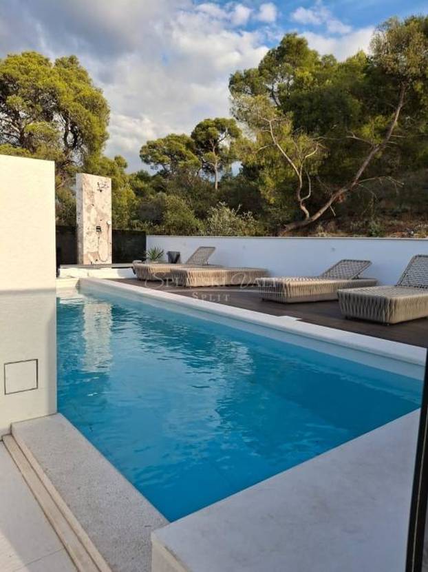 FOTO Vila u Trogiru prodaje se za 2,5 milijuna eura: Ima bazen na krovu i samo 3 spavaće sobe