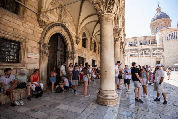 Dubrovnik pun turista unatoč toplinskom valu