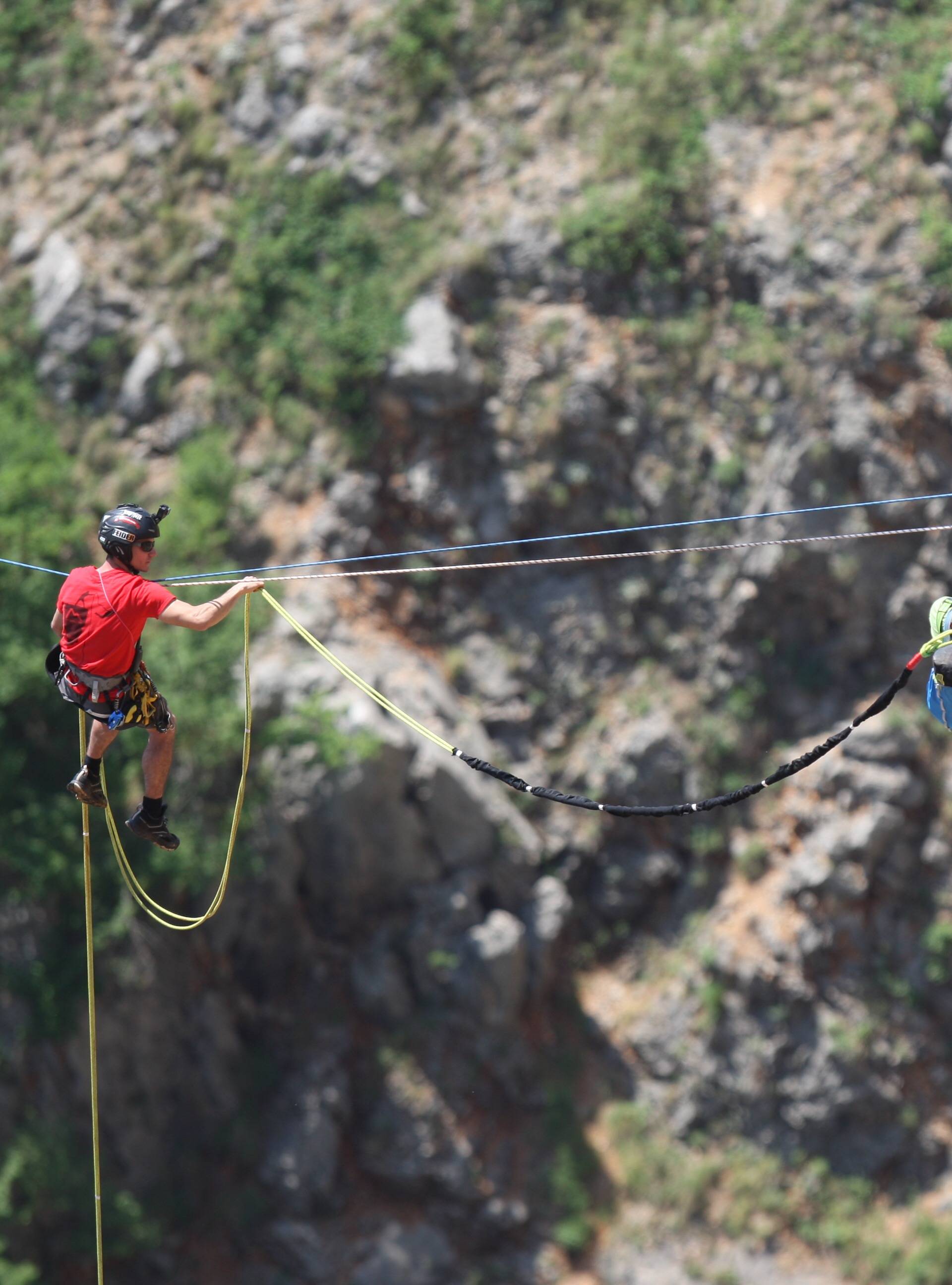 Sunovrat od 528 m: Skakali u Crveno jezero vezani užetom