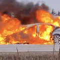 VIDEO Izgorio BMW kod Đakova: 'Vlasnik je primijetio dim i pozvao vatrogasce'