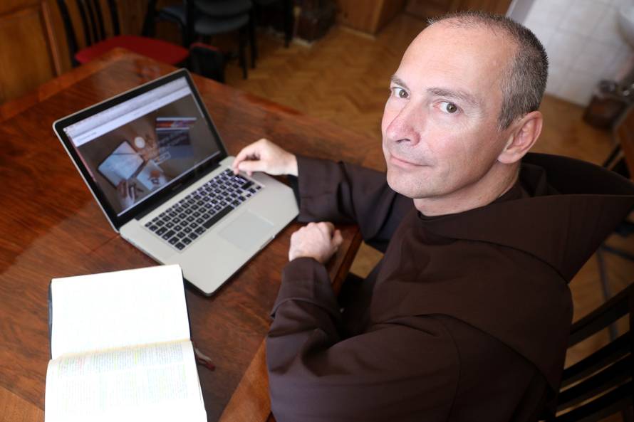 E-duhovne vježbe: Božju riječ franjevac širi preko Facebooka