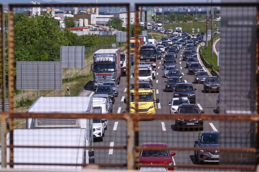 Zagreb: Gužve na naplatoj kućici Lučko zbog produženog vikenda