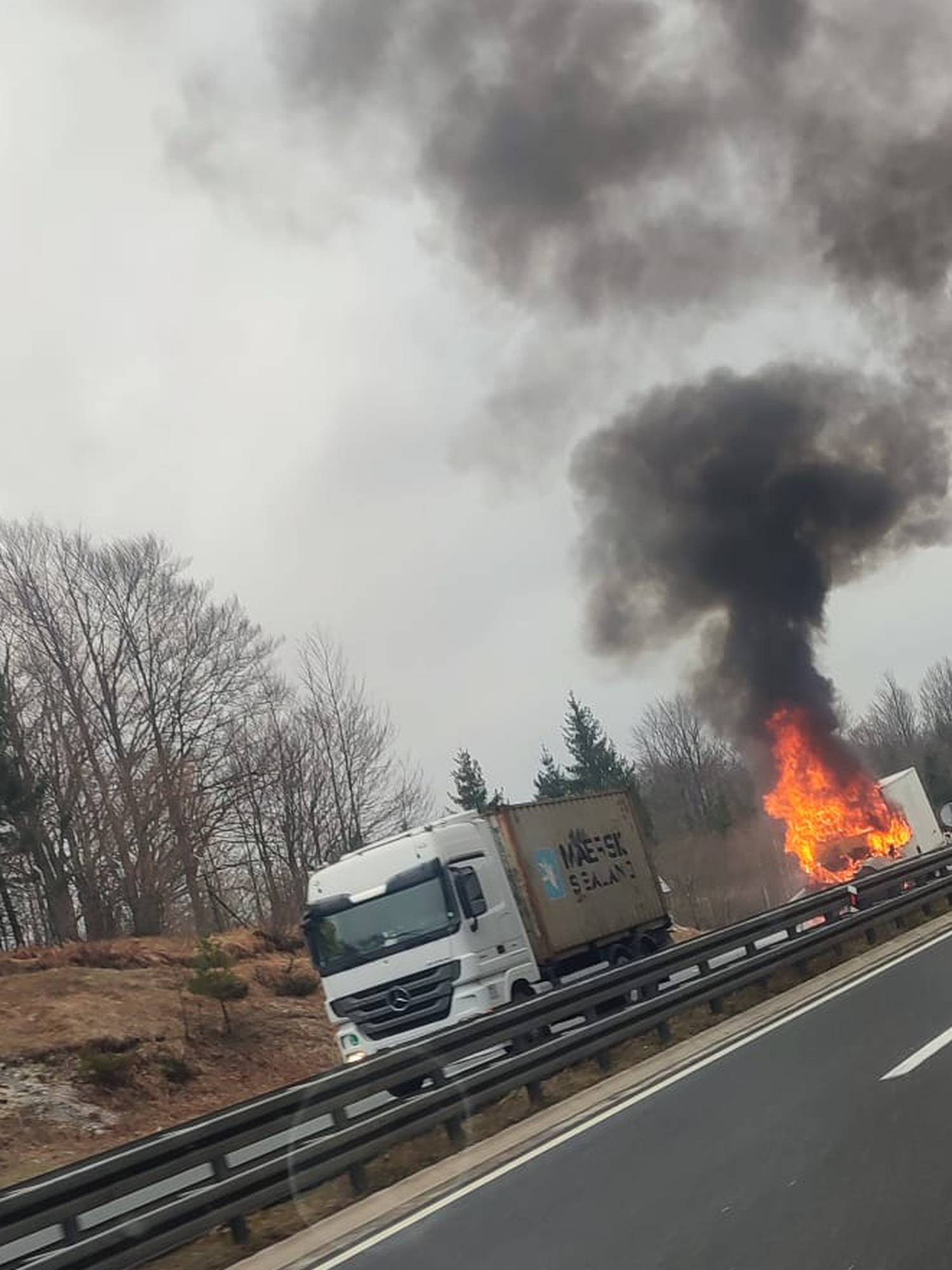 VIDEO Detalji buktinje na A6: 'Hladnjača se zabila u kamion. Vatrogasci su izvlačili vozača'