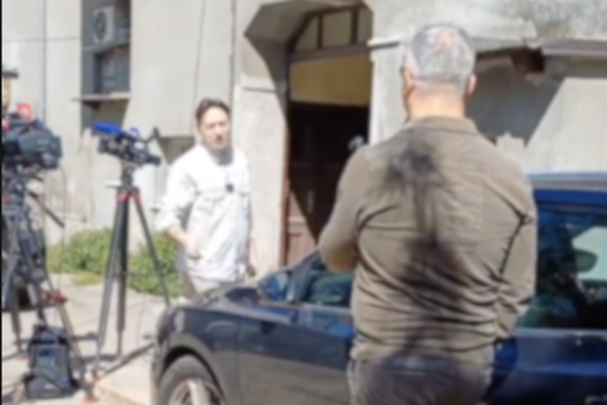 Sva&dstrok;a ispred stana obitelji Kekin