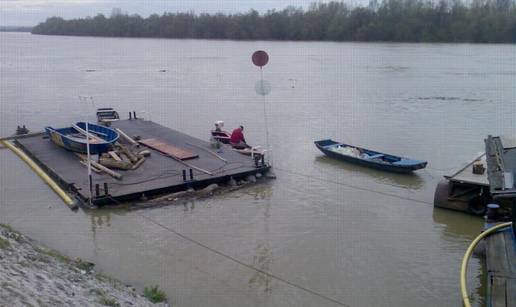 Sa splavi na Savi sakupljač 'pecao' plastične boce