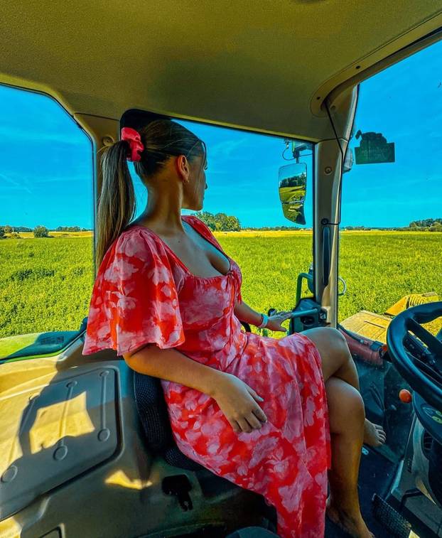 FOTO Vruća farmerica: Vozim traktor i radim teške poslove, ali uvijek u top kombinacijama