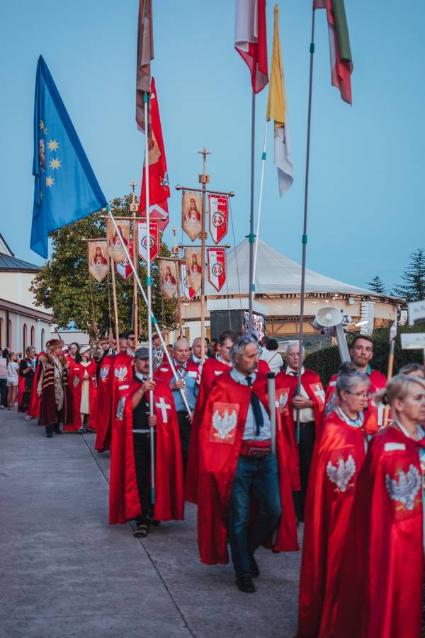 Sekta u crvenim plaštevima začudila vjernike  u Međugorju: Pogledajte o kome se radi