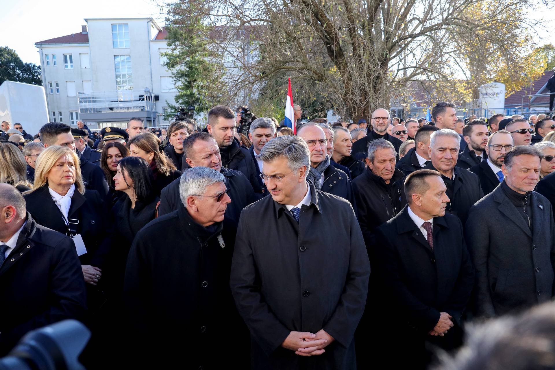 Vukovar: Okupljanje ispred Memorijalne bolnice uoči početaka obilježavanja Dana sjećanja na žrtvu Vukovara i Škabrnje