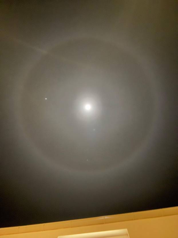 FOTO Hrvate uznemirila čudna pojava na nebu: 'Što bi to sada moglo biti oko Mjeseca!?'