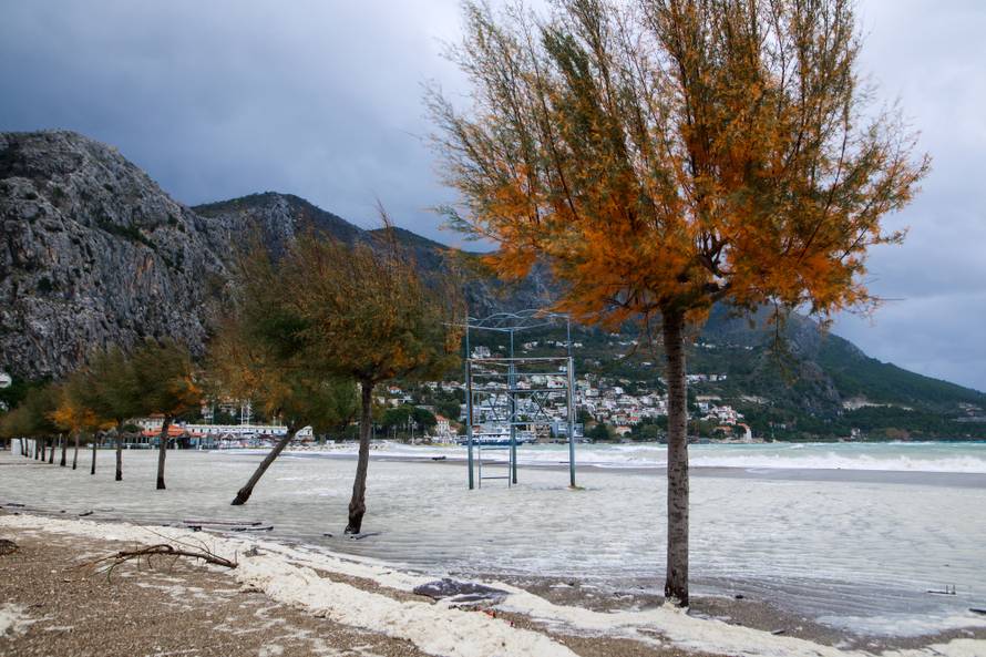 Hvar odsječen, more poplavilo ulice, u Splitu su uništeni auti