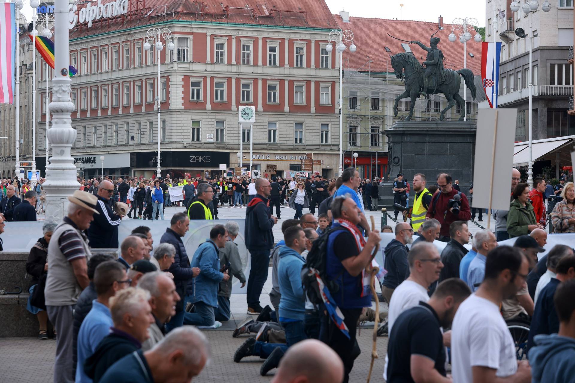 Zagreb: Muškarci okupljeni na molitvi krunice na Trgu bana Jelačića