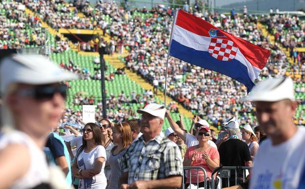 Sarajevo: Brojne zastave iz svih krajeva svijeta hodo?asnici podigli u zrak dok iš?ekuju papu Franju