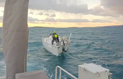 Kapetanija spasila tri člana posade jedrilice po nevremenu