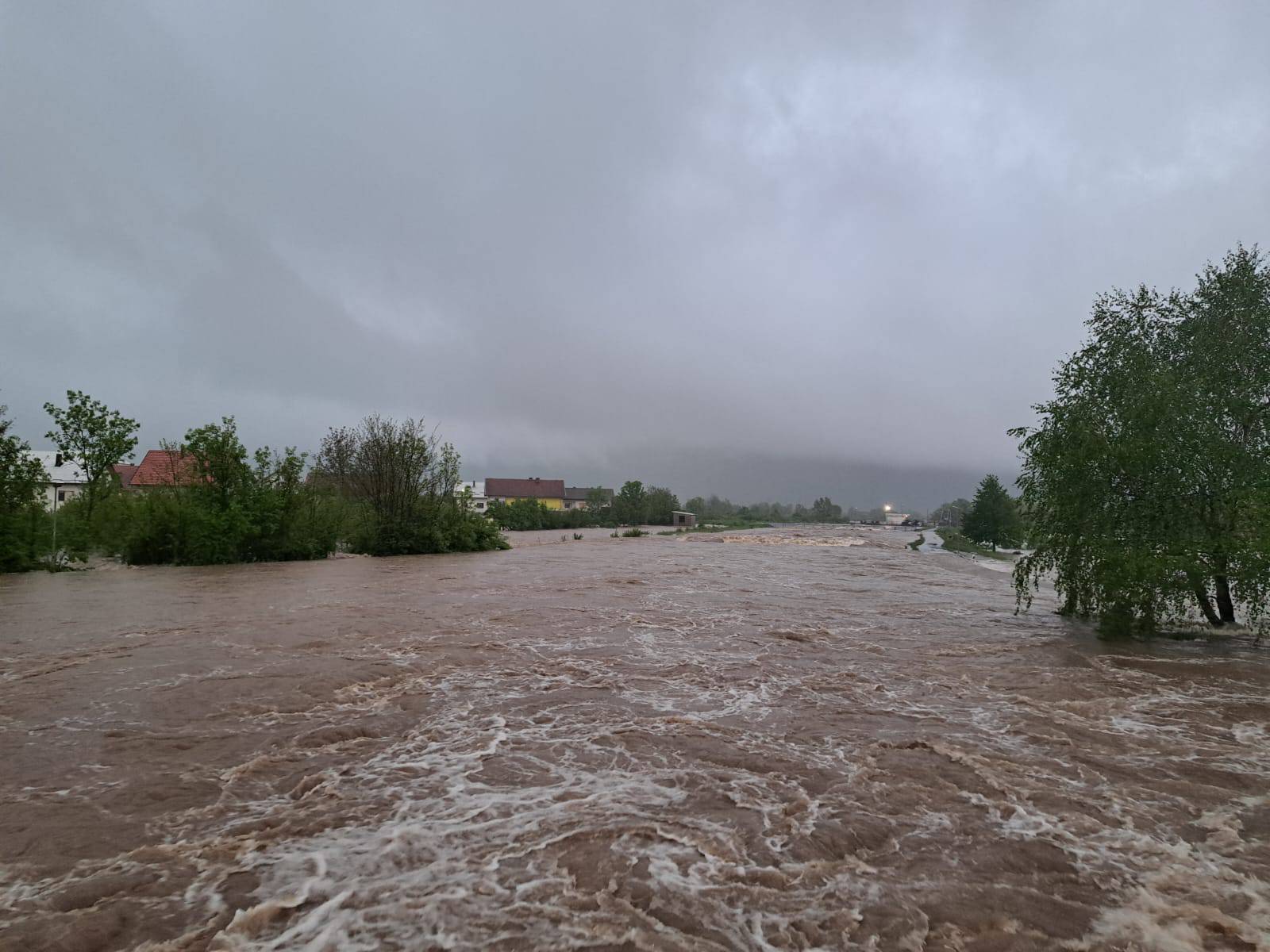 VIDEO Pogledajte bujicu u Gračacu: 'Sve ceste su pod vodom, evakuiramo stanovnike'