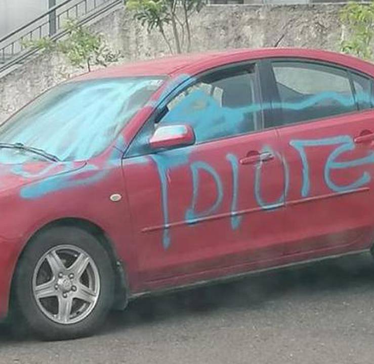 Koga je on naljutio? Na auto u Rijeci netko napisao 'IDIOTE'; Susjed: Sigurno nije zbog žene