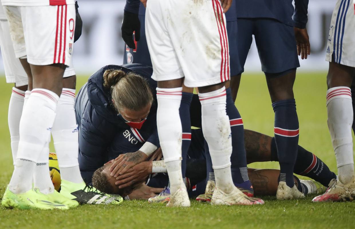 Lyon slomio PSG, teška ozljeda Neymara, plakao je na nosilima
