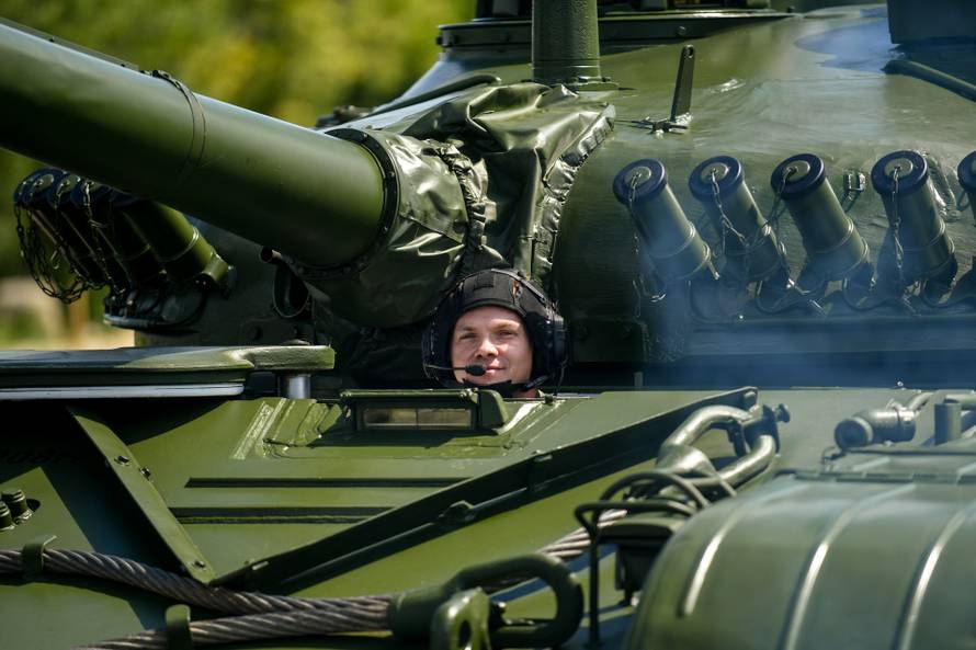 Tenkovi Hrvatske vojske prolaze preko Mosta mladosti uoči početka svečanog vojnog mimohoda u Zagrebu