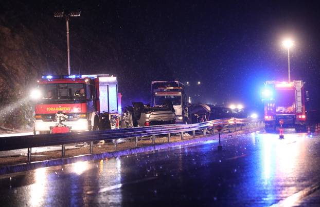 Vrgorac:Tri osobe smrtno stradale u sudaru na A1 prije izlaza Rav&ccaron;a u smjeru Dubrovnika.