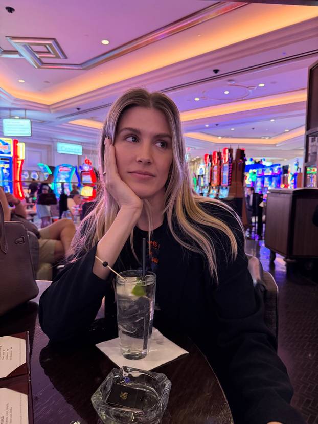 FOTO S 31 godinom oprostila se od tenisa, a zbog obrijane glave izgubila je vrijedno sponzorstvo