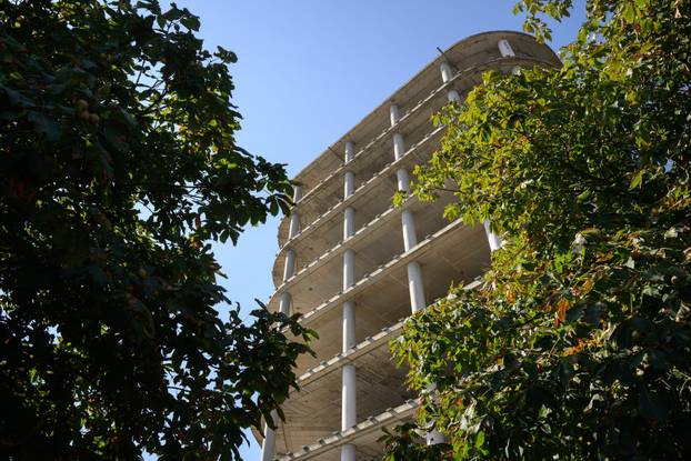 Zagreb: Nakon više desetljeća čekanja napokon počeli radovi, nedovršena zgrada postaje CapriCo Tower