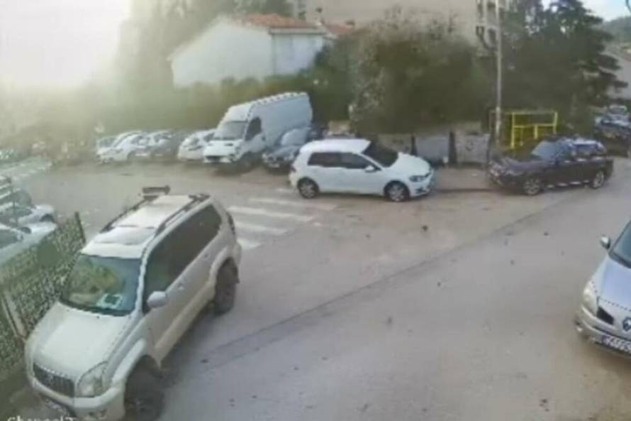 Dramatične scene iz Budve: Jak vjetar srušio krov sa škole i pao na aute, džip potpuno smrskan