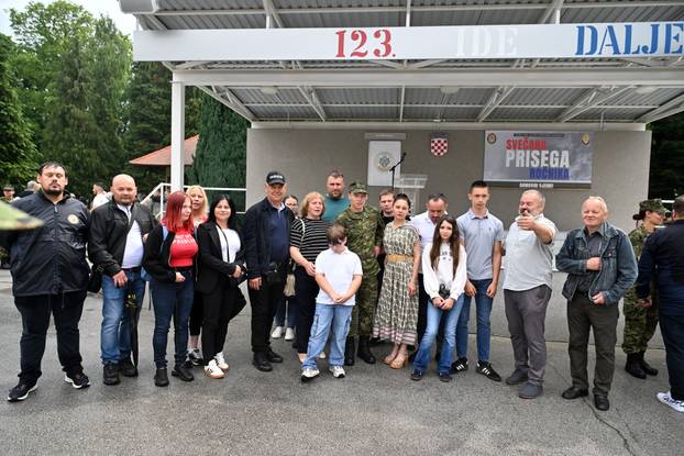FOTO Suze i zagrljaji u Požegi: 900 novih ročnika položilo prisegu, među njima i 53 žene