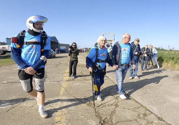 102-year-old becomes Britain's oldest sky-diver