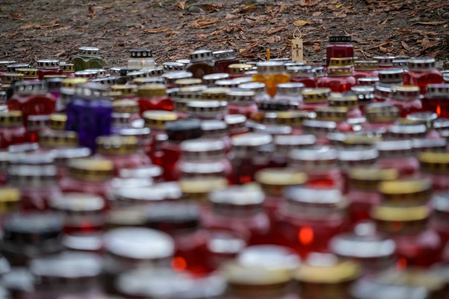 Novo Mesto: Na mjestu ubojstva građani pale lampione i lampaše