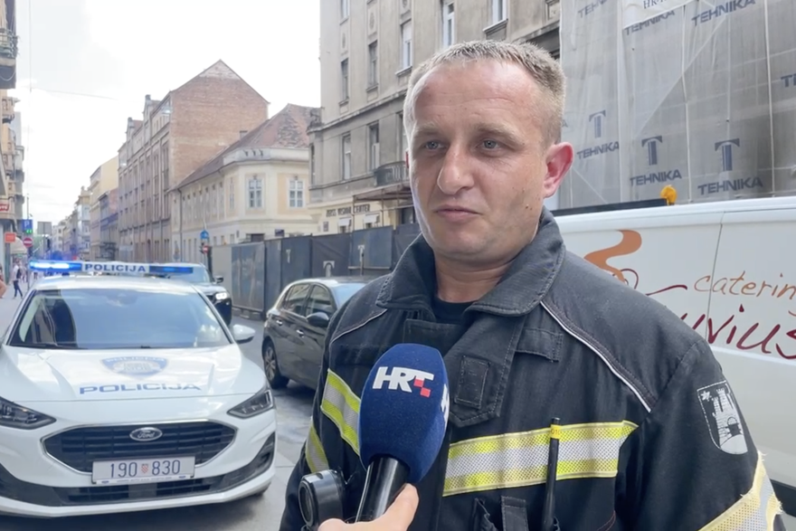 Vatrogasci na terenu: Muškarac u Zagrebu sa skele upao u rupu!