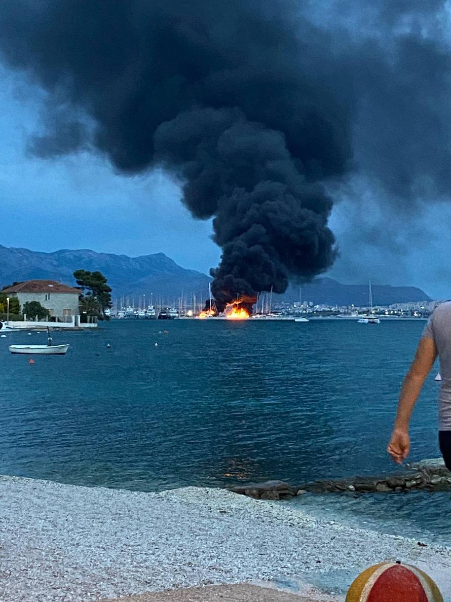 VIDEO Vatra guta jahte u marini u Kaštelima: 'Eksplodiralo je najmanje pet puta'