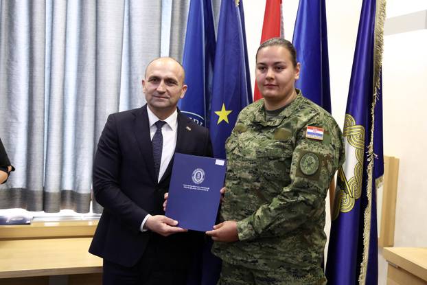 Zagreb: Ministar Anušić uručio ugovore vrhunskim sportašima i pričuvnicima Hrvatske vojske