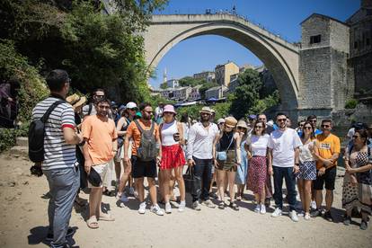 FOTO Brojni turisti rashladili se u Neretvi. U Mostaru i do 42°C