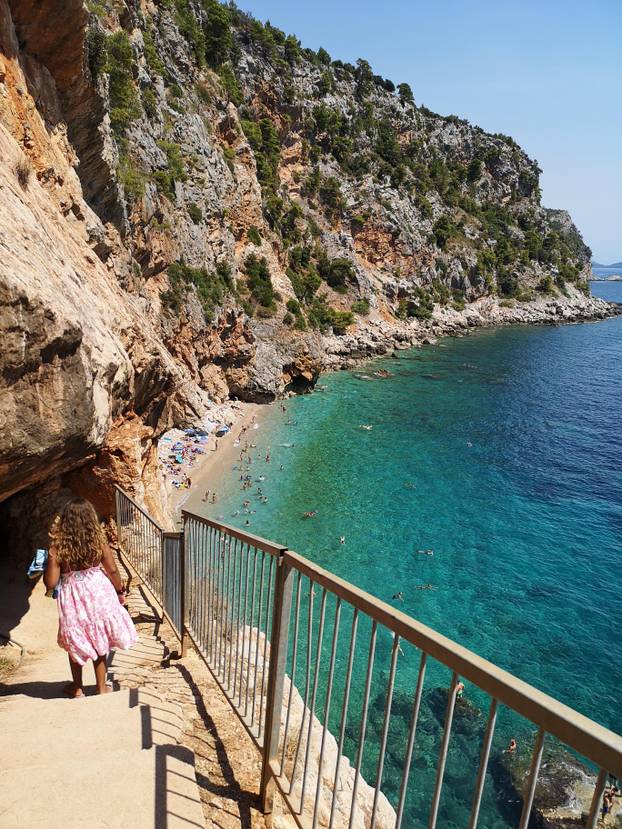 FOTO Ovako izgleda najljepša skrivena plaža u Hrvatskoj do koje je kamenje zatrpalo put