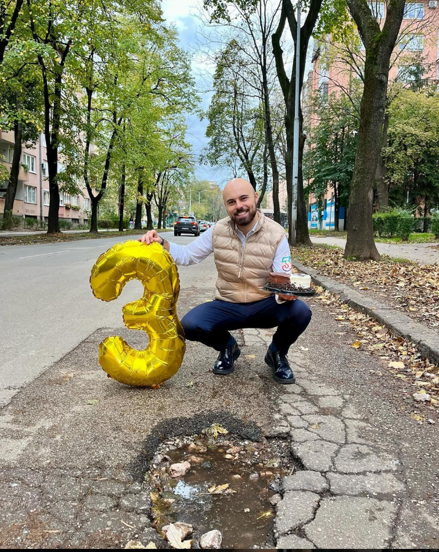 Rupi na cesti napravio proslavu rođendana: 'Mi već tri godine molimo vlasti da je saniraju...'