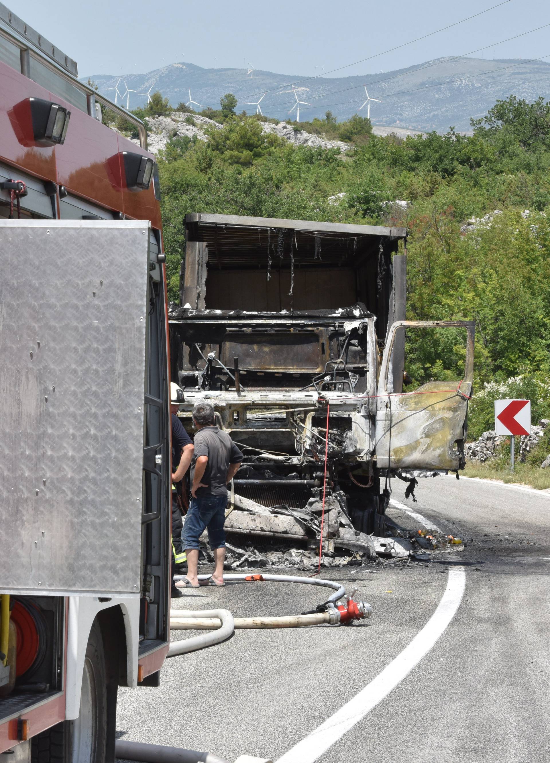 Požar kraj Šibenika: Tegljač je planuo zbog kvara na motoru