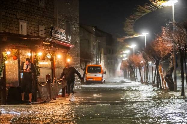 Kaštela: Ciklonalna plima poplavila rivu i okolne ulice