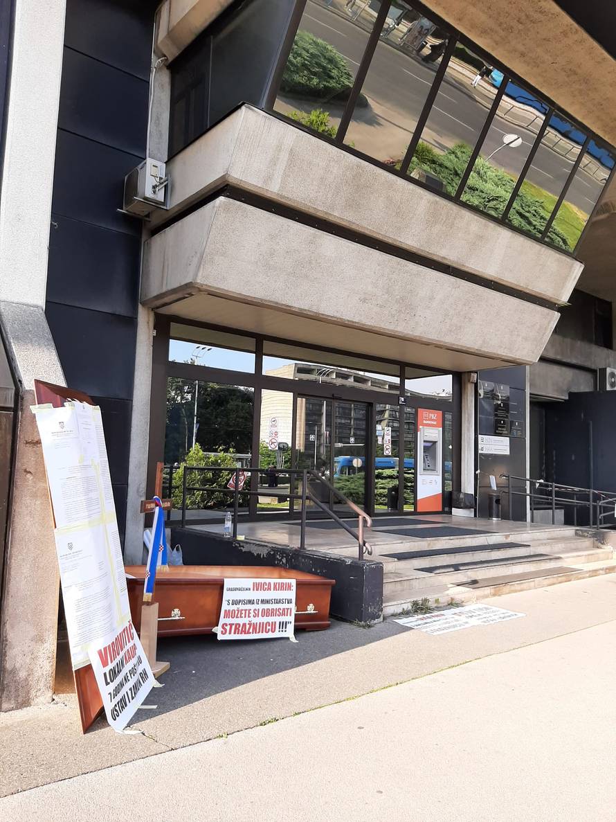 Obrtnik koji štrajka u Zagrebu proveo je noć u lijesu ispred Ministarstva: 'Ostajem ovdje'