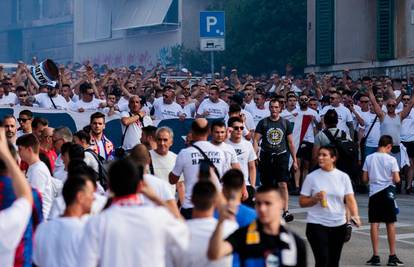 Raspjevana Torcida u korteu u Valenciji, policija sve osigurava