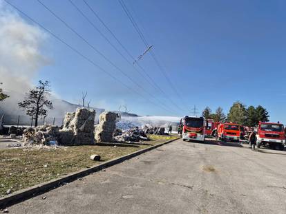 FOTO Evo kako izgleda požarište u Osijeku: Gorjele su bale smeća