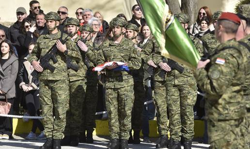 VIDEO Pogledajte prisegu novih ro&ccaron;nika u Po&zcaron;egi, me&dstrok;u njima je bila i Thompsonova k&cacute;i Diva
