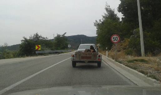 Izme&dstrok;u Imotskog i Sinja vozio je u prikolici &zcaron;enu i troje djece