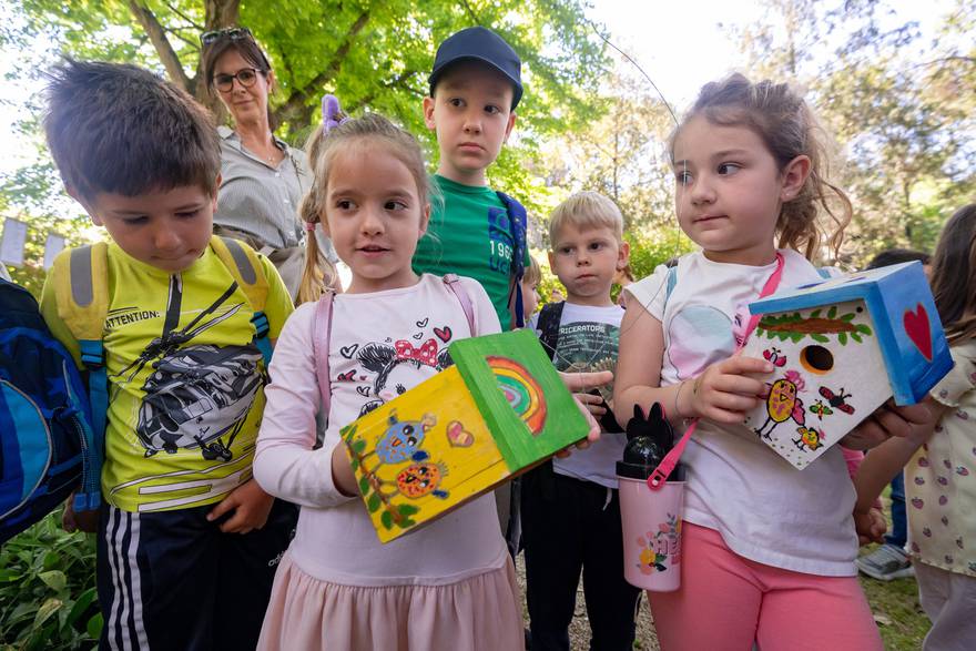 Zadar: U perivoju Vladimira Nazora, vrtićka djeca postavila su desetak kućica za ptice