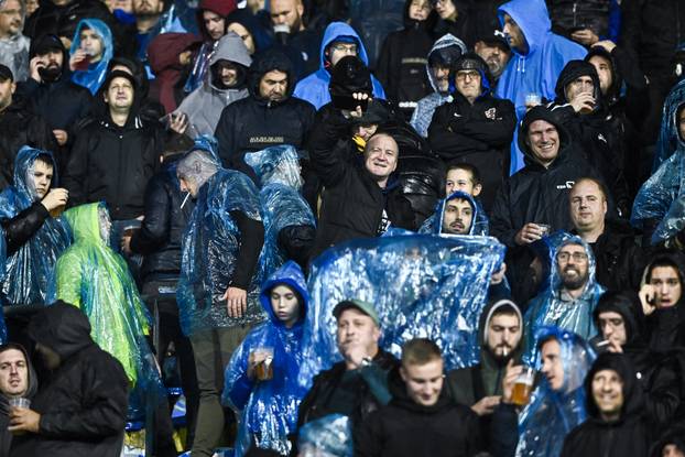 Zagreb: Navijači usprkos kiši prate susret Dinama i Monaca