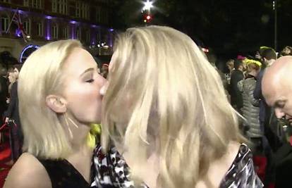 'Umrla' od smijeha: Lawrence poljubila  u usta  Natalie Dormer 